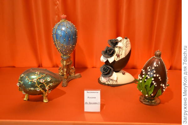 Всё из шоколада.