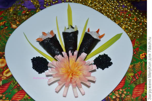 Букет темаки с цветочком из лука порея.