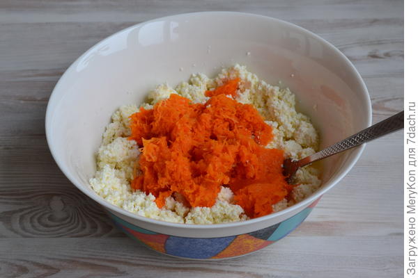 Морковные сырники, томленые в сметанном соусе