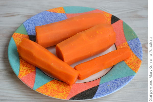 Морковные сырники, томленые в сметанном соусе
