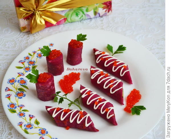 Свекольные блинчики с икрой.