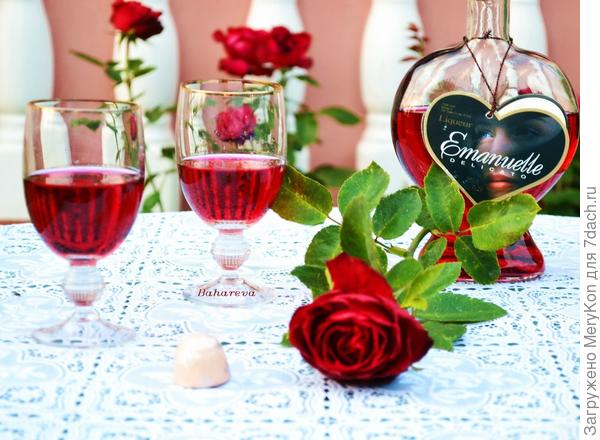 Бутылочка левая:) На самом деле вино из лепестков роз.