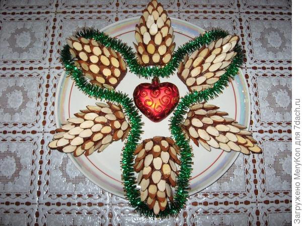 Миндаль раскалывала пополам.