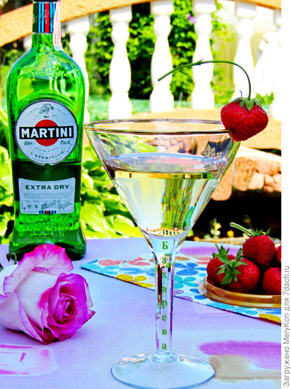 Поднимаю дачный бокал в честь маленького праздника!)