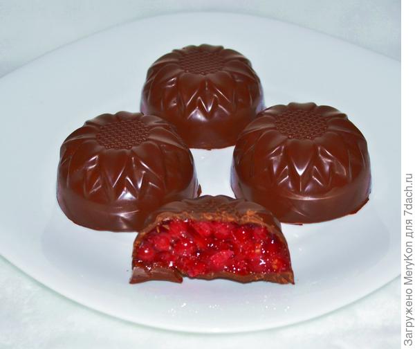 Красная смородина в желе и шоколаде