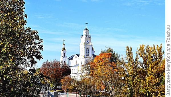 Та самая каланча в осеннем убранстве.