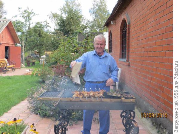 Друг наш старается...