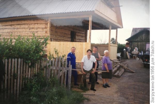 Однажды, зимой 1996 мама ушла вечером к соседке на посиделки, а дом по неизвестной причине загорелся… и сгорел дотла. Мама чувствовала себя виноватой и говорила, что не надо нам тратиться и строить новый дом. Но это же невозможно! Я не могла предать мечту отца, и мы с мужем решили построить новый дом по подобию отцовского, точно такой же планировки и на том же месте. Опять же время нам досталось удивительно неподходящее… Денег не было. Но мы рискнули, добавили еще 2/3 средств к страховочным и заказали сруб 6 х 7. Поставили нам его уже в мае. А вот всё остальное – своими ручками.