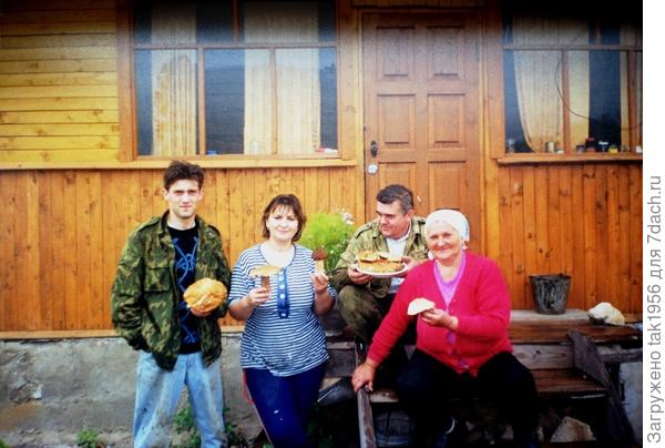 К концу 1997 года наш дом выглядел уже вполне презентабельно – к срубу из толстенных брёвен мы пристроили веранду 6 х 3, обили ее вагонкой снаружи и покрыли Пинотексом 2 раза. Поставили печь с помощью печника, и мама зимовала в тепле и комфорте.