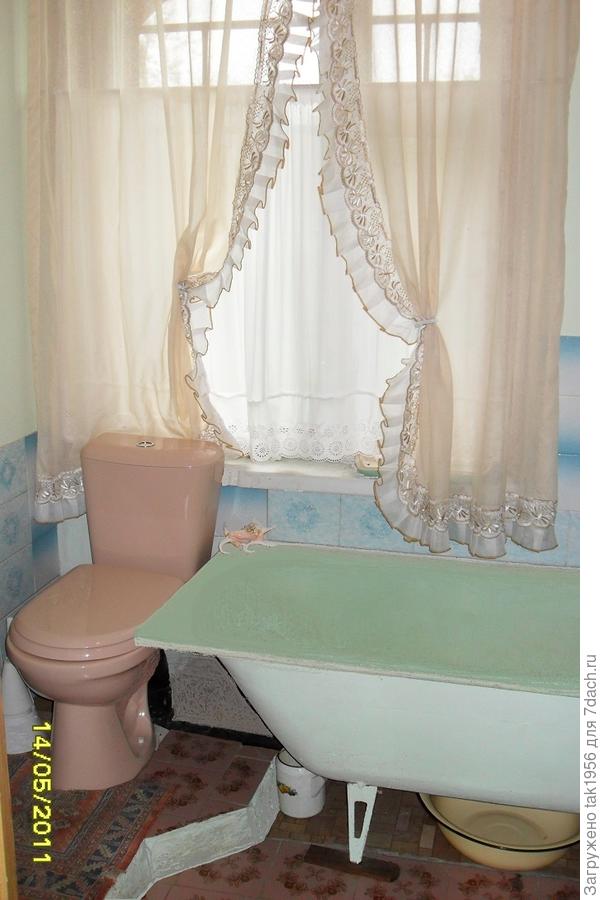 Провели водопровод, установили сантехнику, водонагреватель. Выкопали и забетонировали выгребную яму на 8 куб. метров.