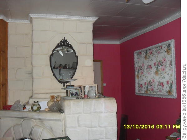 Если приставить это фото к предыдущему, то будет вид при входе в сруб. Разделили сруб на гостиную, спальню, санузел. Справа обойдя печь, попадем в санузел.