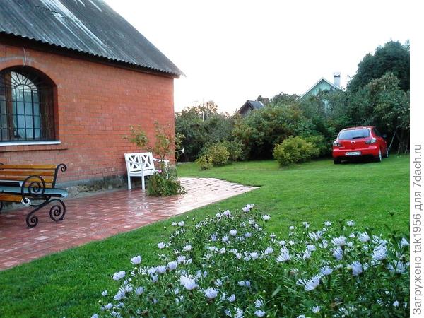 А еще непрезентабельная крыша из шифера, которую надо снимать, чтобы проложить утеплитель. Если на веранде можно сделать утепление изнутри, то утепление крыши требует огромных средств и сил. Утеплитель мы выбрали еще несколько лет назад — это, конечно Rockwool. Равных ему пока нет. А вот на крышу, наверное, будем стелить металлочерепицу.