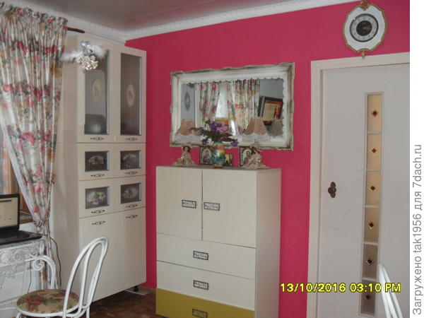 Обили сруб изнутри влагостойким гипсокартоном, покрасили стены. Дверь ведет в спальню. Она обогревается тыльной стороной печи.