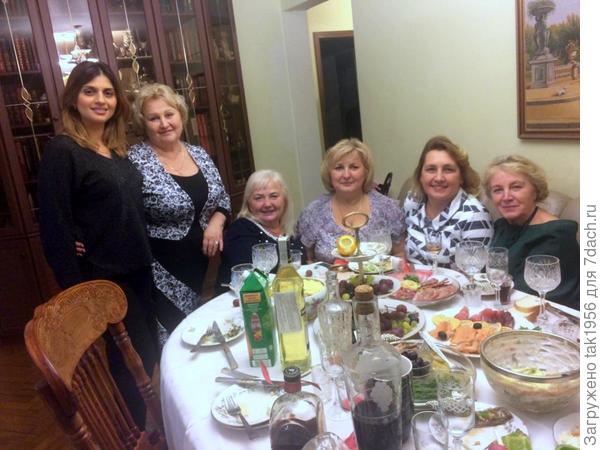 Я - третья справа... А шестая подружка фотографирует.