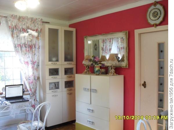 Слева столик...