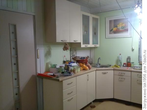 На веранде сломали перегородки, на кухне стало очень просторно. Кстати, утепление сделали. Когда закончим, покажу подробнее.