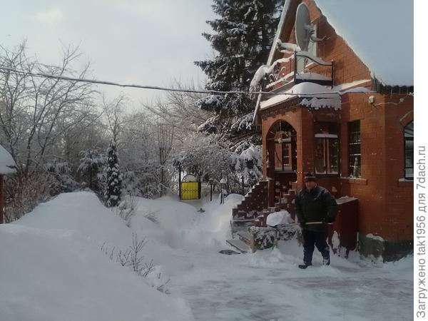 Каждое утро начинается с уборки двора