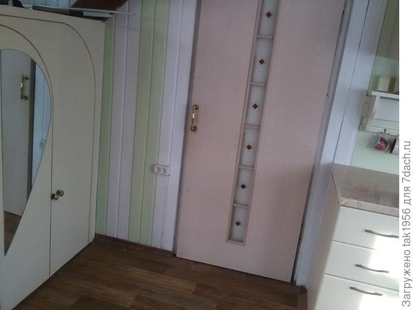 Шкаф построили под лестницей