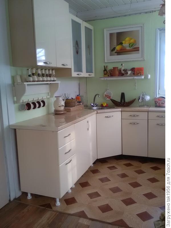 Баночки для специй на полочке тоже самодельные