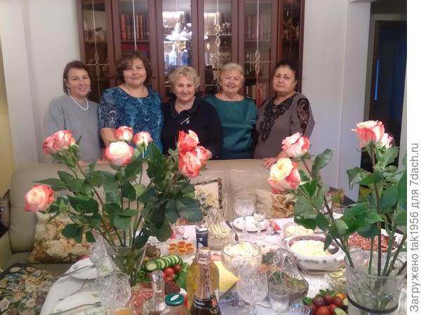 Угощала и своим урожаем тоже...