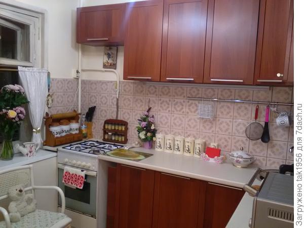 У меня такая же светодиодная лампа над столешницей под шкафами. К сожалению, нет фото с горящей...