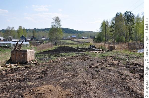 вид дачного участка со старым ящиком