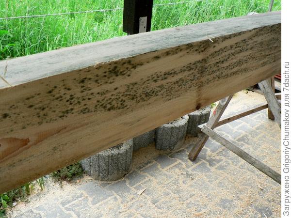 на брусе чернота