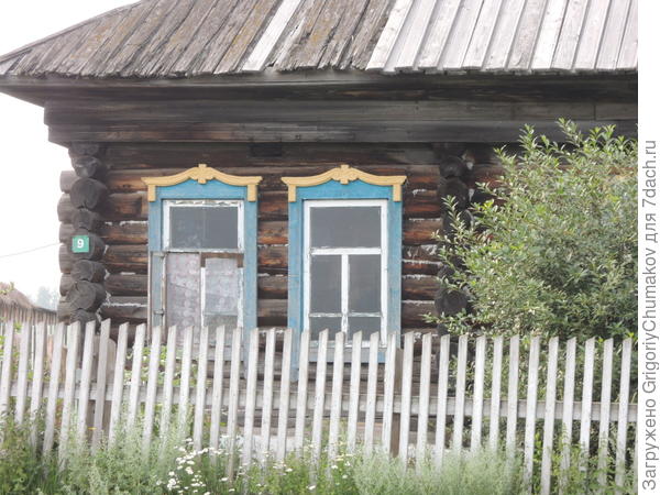 Да же не знаю, обновляют наличники или реставрируют старые