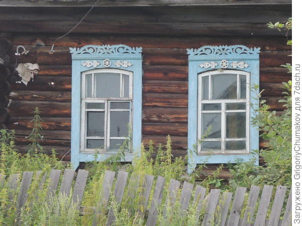 Окна дома с ломаной крышей