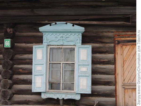 Интересный узор на доме-гараже.