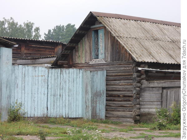Да же на сарай или стайку узор прикрепили