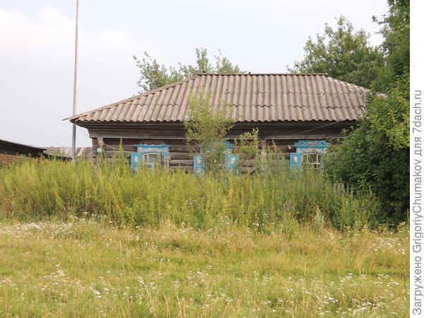 дом нарядный, но заросший не рассмотреть