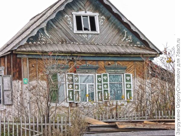 Дом, узоры то ли отвалились, то ли были нарисованы