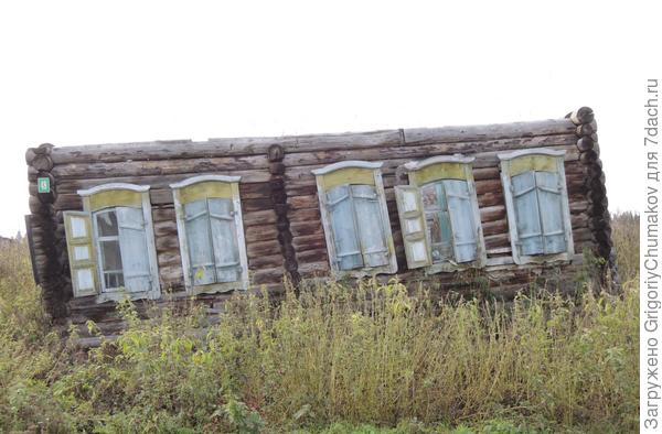 Бедный старик. Хоть бы разбирали такие порушенные дома.