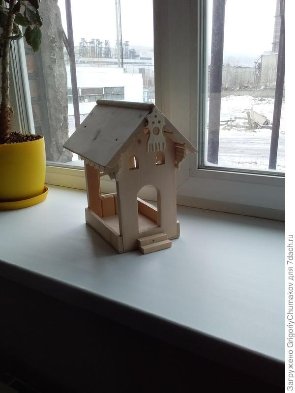 Кормушка с узором