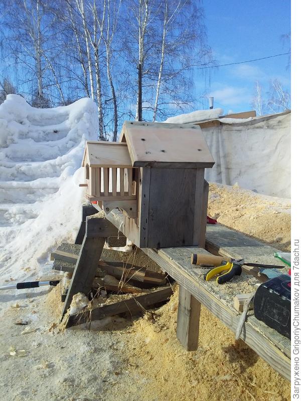 Сам скворечник с верандой