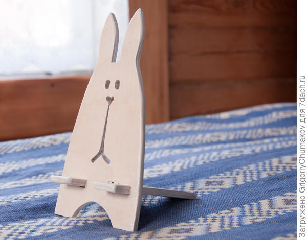 Заяц из  берёзовой фанеры покрыт тем же лаком, что и ключница