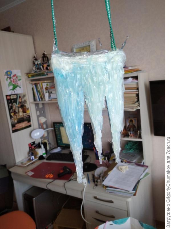 Сосульки месяцу апрелю. Для сценки 12 месяцев