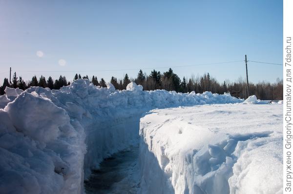 Копка тропинки до основной дороги через лужайку 2023