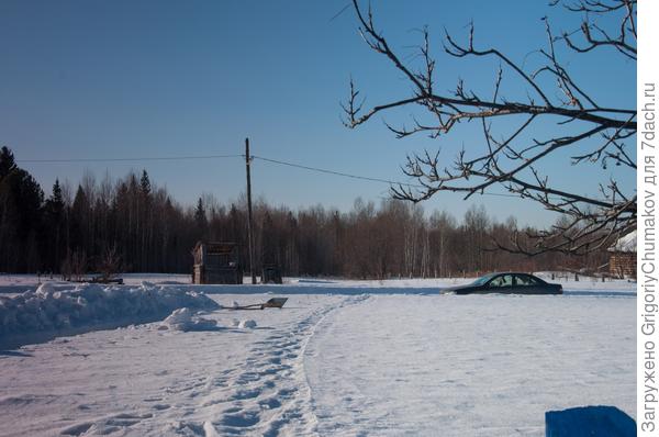 Рядом с копанной тропой тропка поверху. Самая рабочая дорожка до марта.