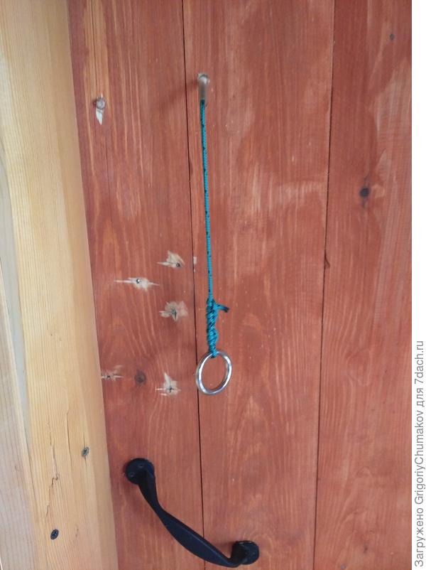 По совету мамы перенёс кольцо от косяка