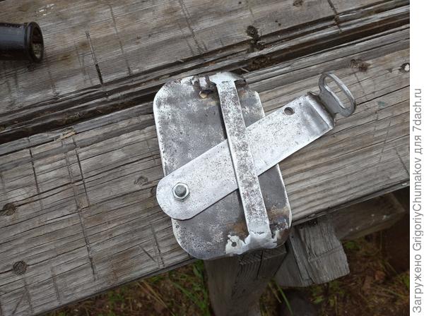 Здесь немного поработал дремель, а потом напильник