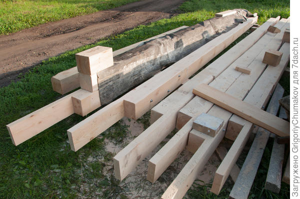 Пазы в брусе для наращивания доской сделаны дисковой Макитой