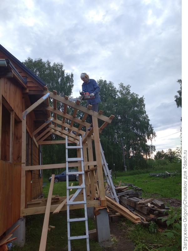 С этой крыши снег слетает как с трамплина.