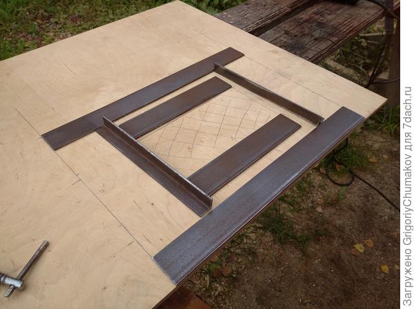 Габариты трубы и детали основания лежащие поверх