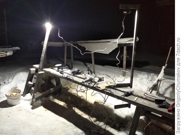 Когда времени не хватает, удлинитель ещё и подсветку обеспечивает