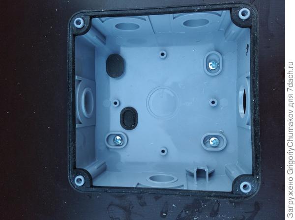 болты крепления коробочки к основанию закрываются заглушками