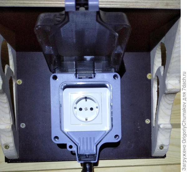 Винты на которые собирается коробочка тоже прячутся