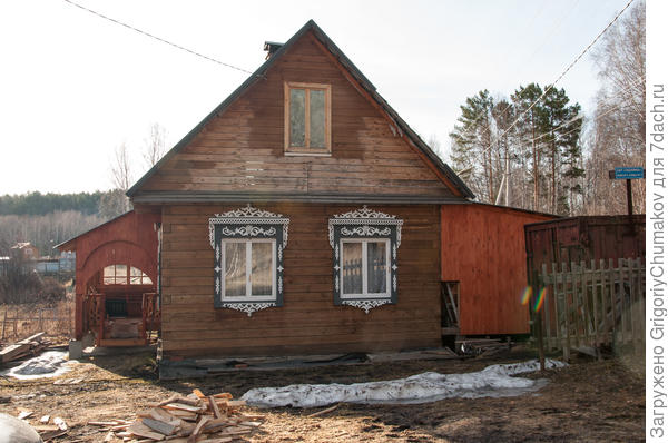 Узоры только на окнах. Фронтон ещё делать и делать с чердачным окном..