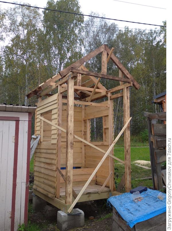 Колонны и свес крыши